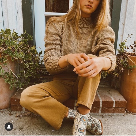 Last ONE Levi’s Ribcage Straight Jeans - Picture 13 of 16